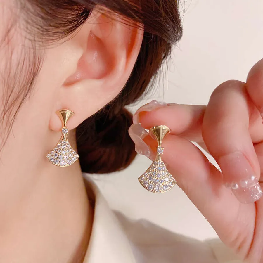 Silver needle vs gold earrings: Which earrings are less irritating