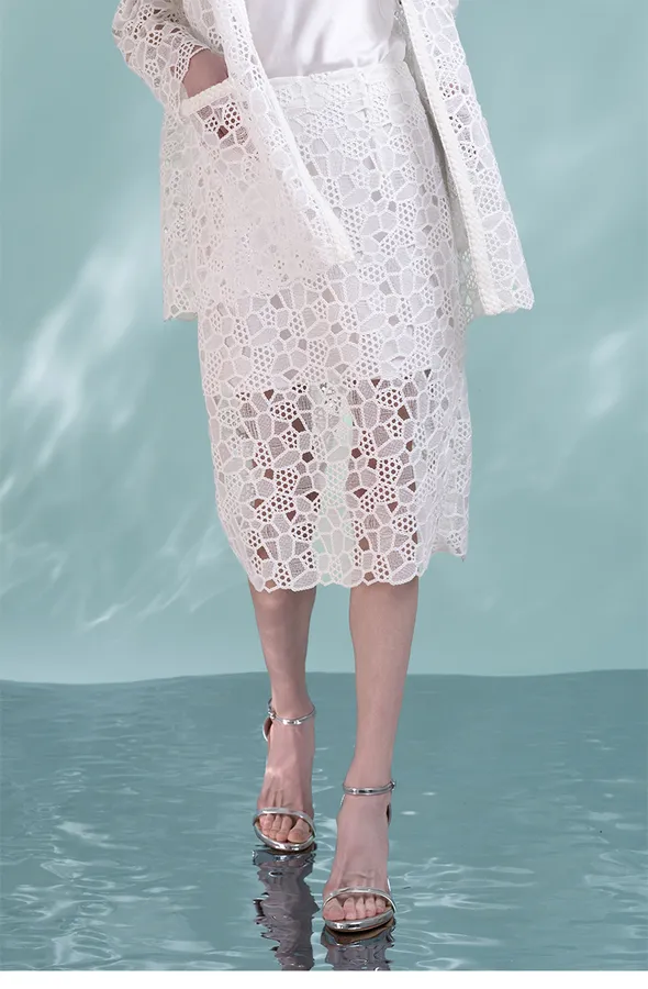 Pencil skirt or maxi skirt: which one makes your legs look longer