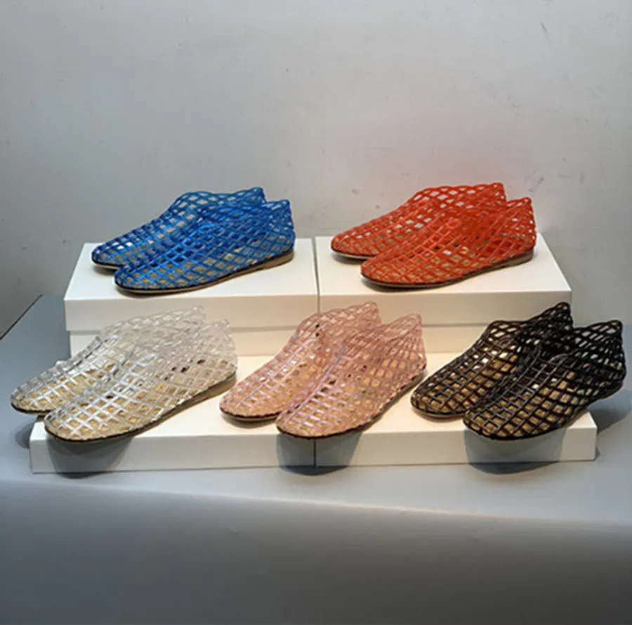 Transparent Slippers vs Jelly Shoes: Are jellies still cool or are