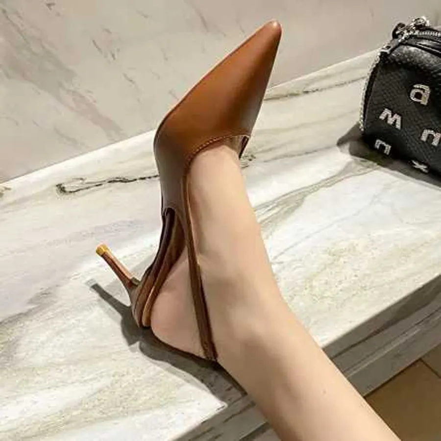 Pointed toe stilettos or round toe pumps: do pointy heels *really