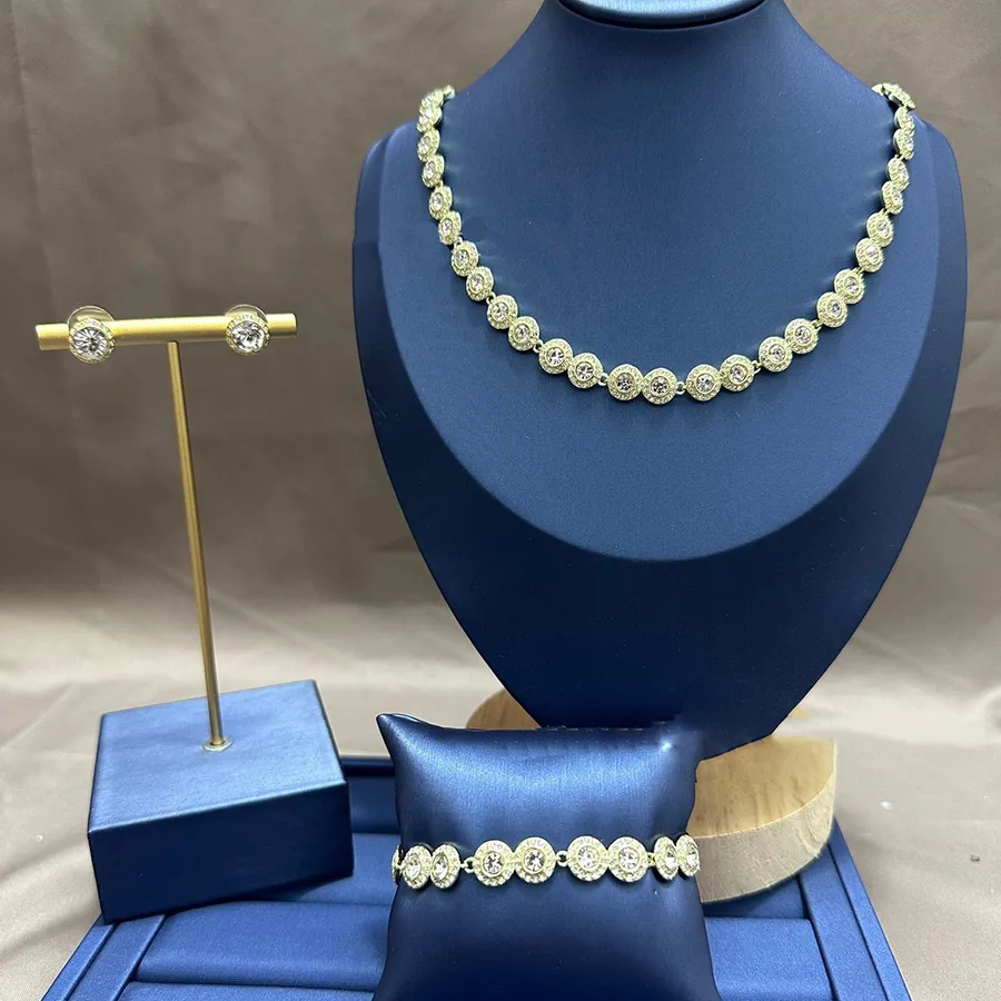 Luxury Jewelry Fine Jewelry: Is the extra cost *really* worth