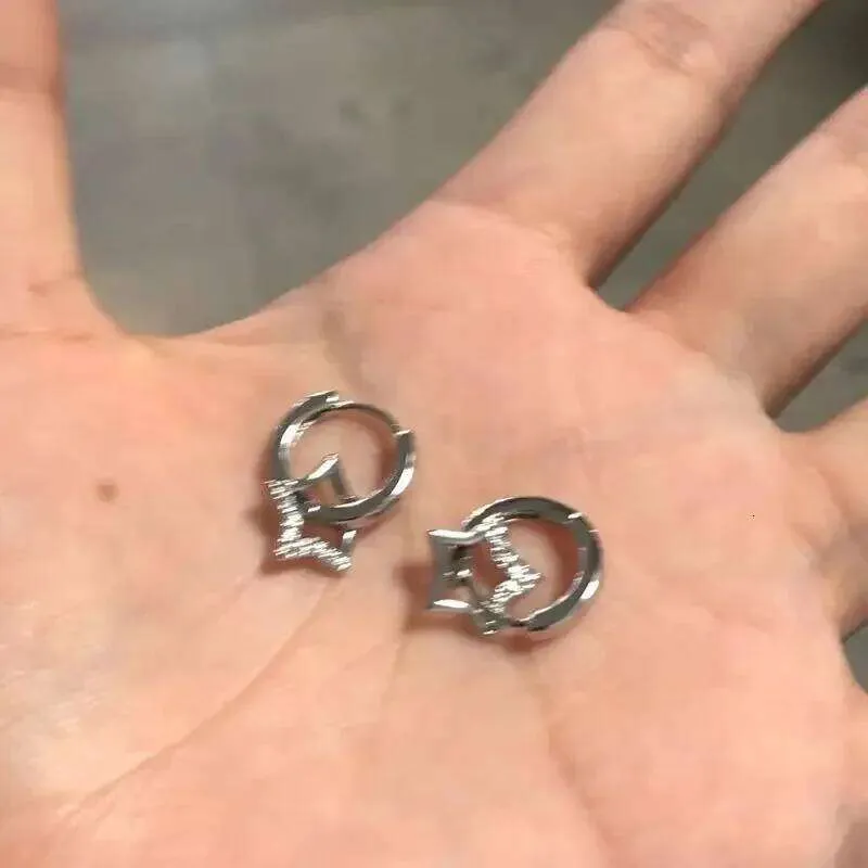 Piccoli orecchini a lobo a stella in argento e zirconi donna_voghion.com