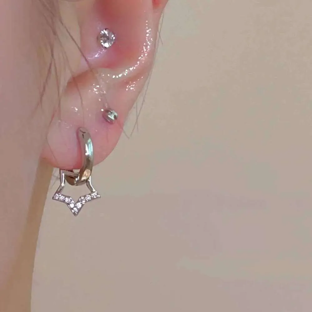Piccoli orecchini a lobo a stella in argento e zirconi donna_voghion.com