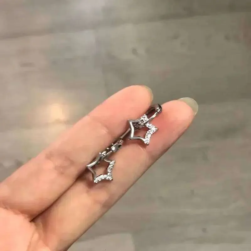 Piccoli orecchini a lobo a stella in argento e zirconi donna_voghion.com