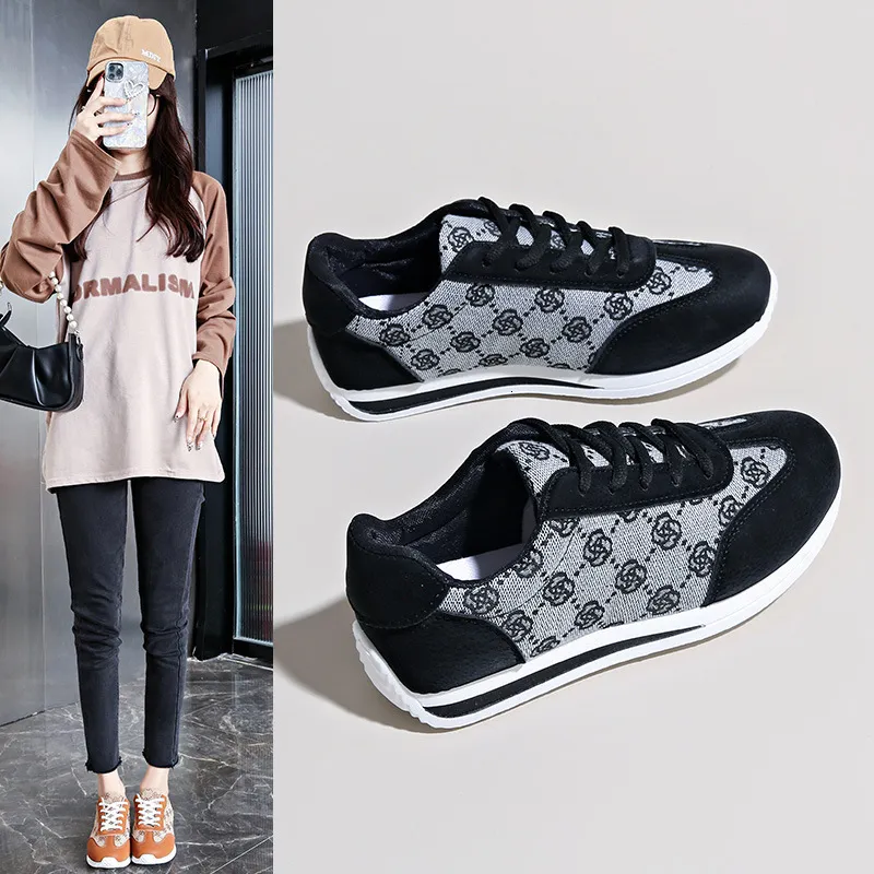 Fitnessschoenen voor dames met bruine monogramprint en veters_voghion.com