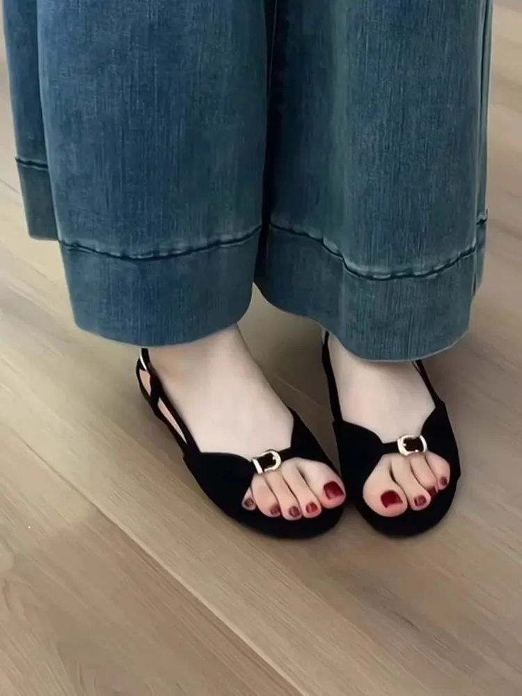 Women's Flat Sandals With Metal Buckle And Slingback Strap_voghion.com