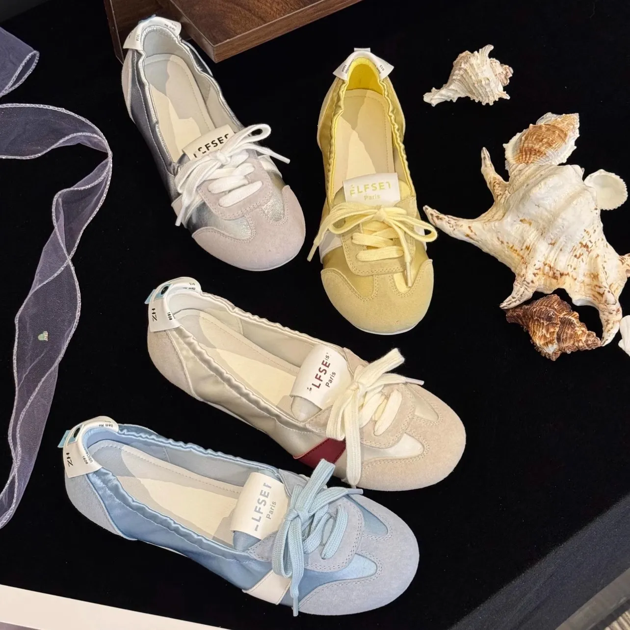 Flerfärgade retro ballerinaskor i mocka och satin för dam_voghion.com