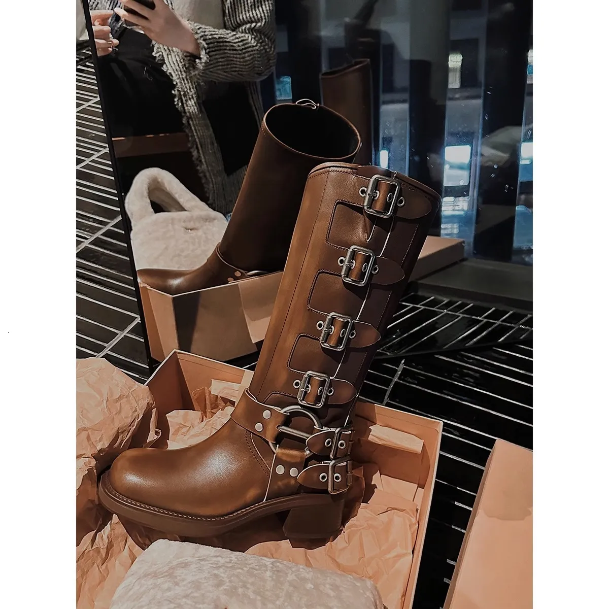 Bruine leren biker boots voor dames met blokhak en gesp_voghion.com