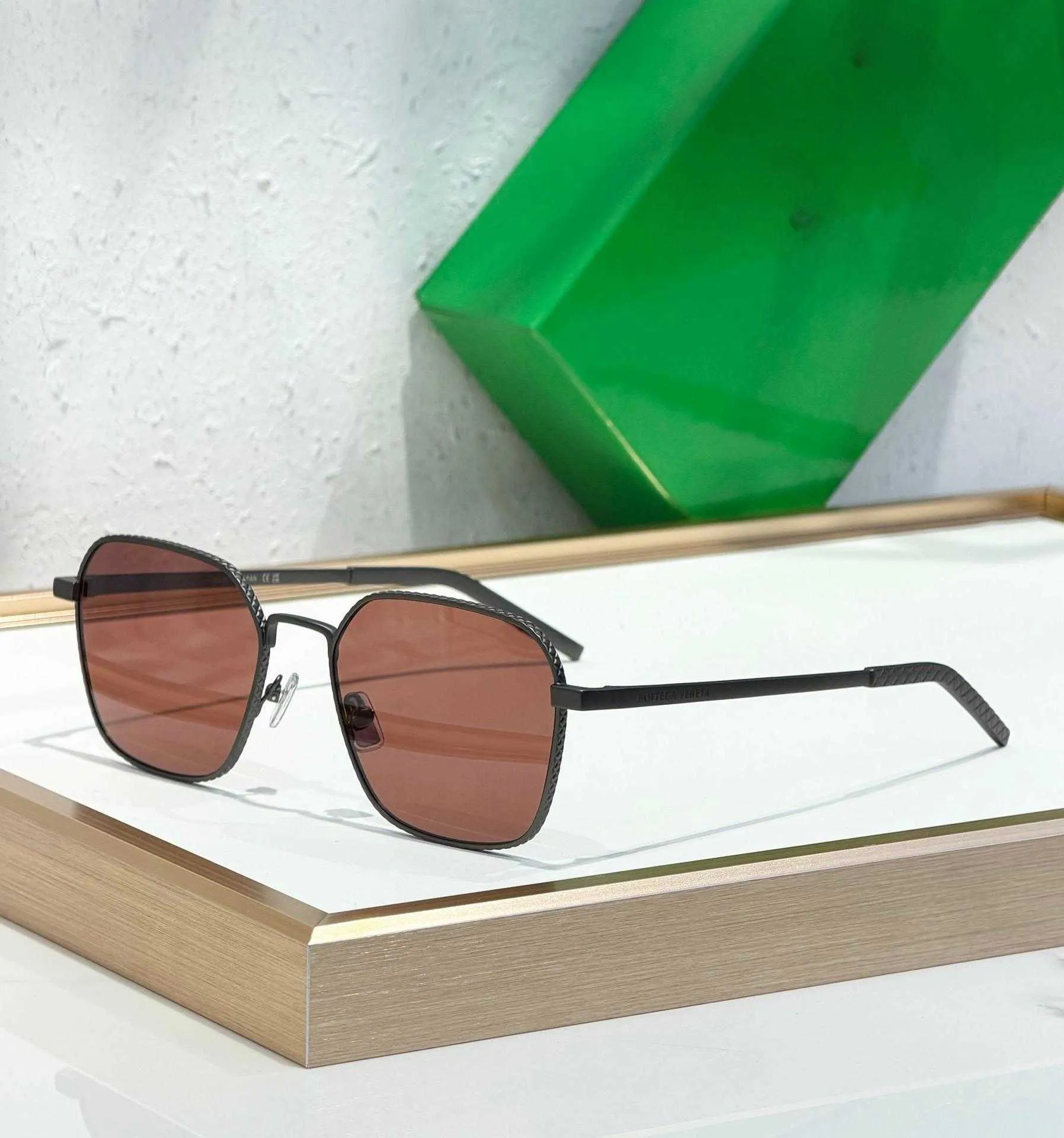 Designer Sunglasses Oversized Square Frame with Metal Alloy 