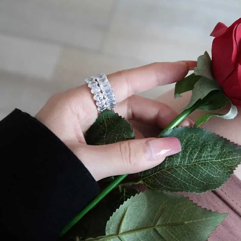 Anillo de diseño para mujer de moissanita rectangular y ovalada_voghion.com