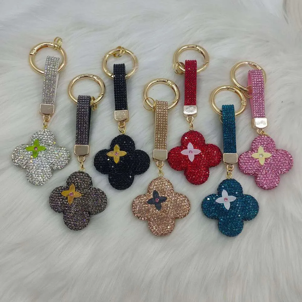 Versatile Keychain Keychain Versatile Diamond-studded Four-leaf Flower Pendant with ...