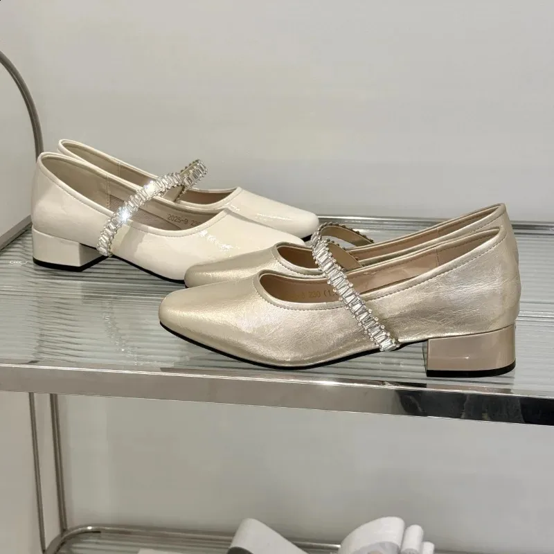 Escarpins femme en cuir avec strass et talon bas élégants_voghion.com