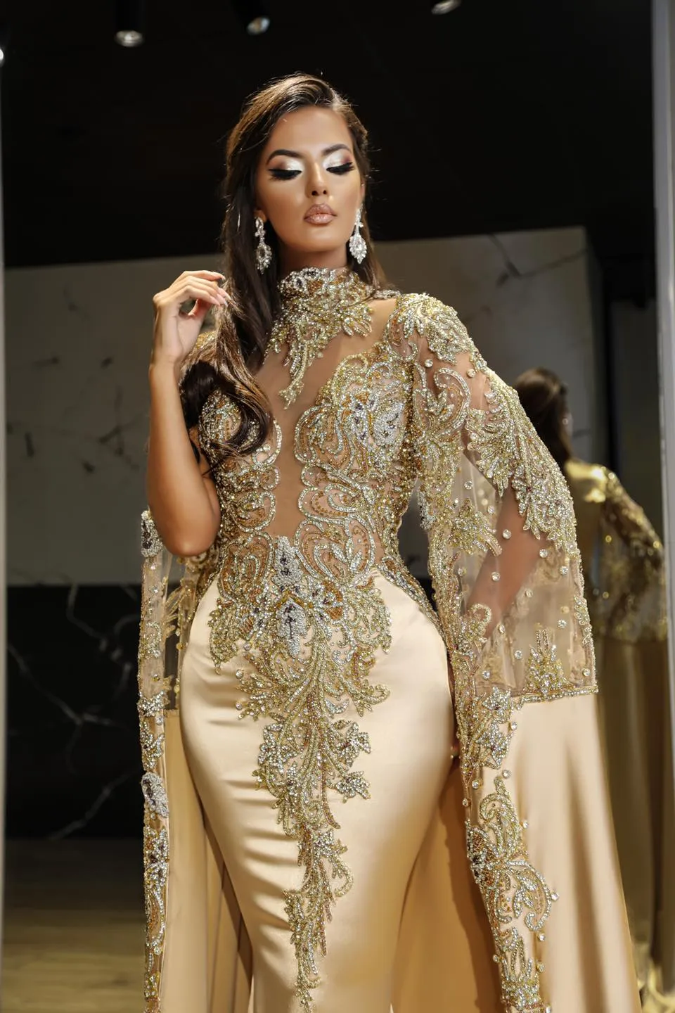Elegant Sirene Gold Arabe Dubai Dubai Robe De Soiree Avec Applications En Dentelle Perle Illusion High Neck Et Cape Sleeves For Women Du 131 95 DHgate
