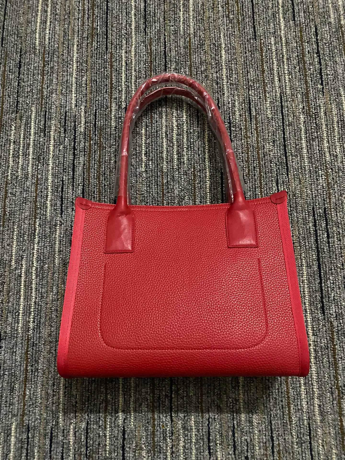 ★TOUT Y EST★ LTC Demilun Bag Rouge ASB2PMBGF016 Demi-Lune bag Cherry | A.P.C.