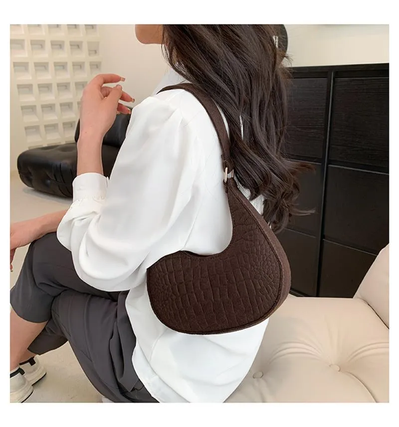 ☆韓国☆［MUCENT］NEW MOON SHOULDER BAG UNISEX 2color NEW MOON SHOULDER BAG UNISEX (2Color) | ファッション通販