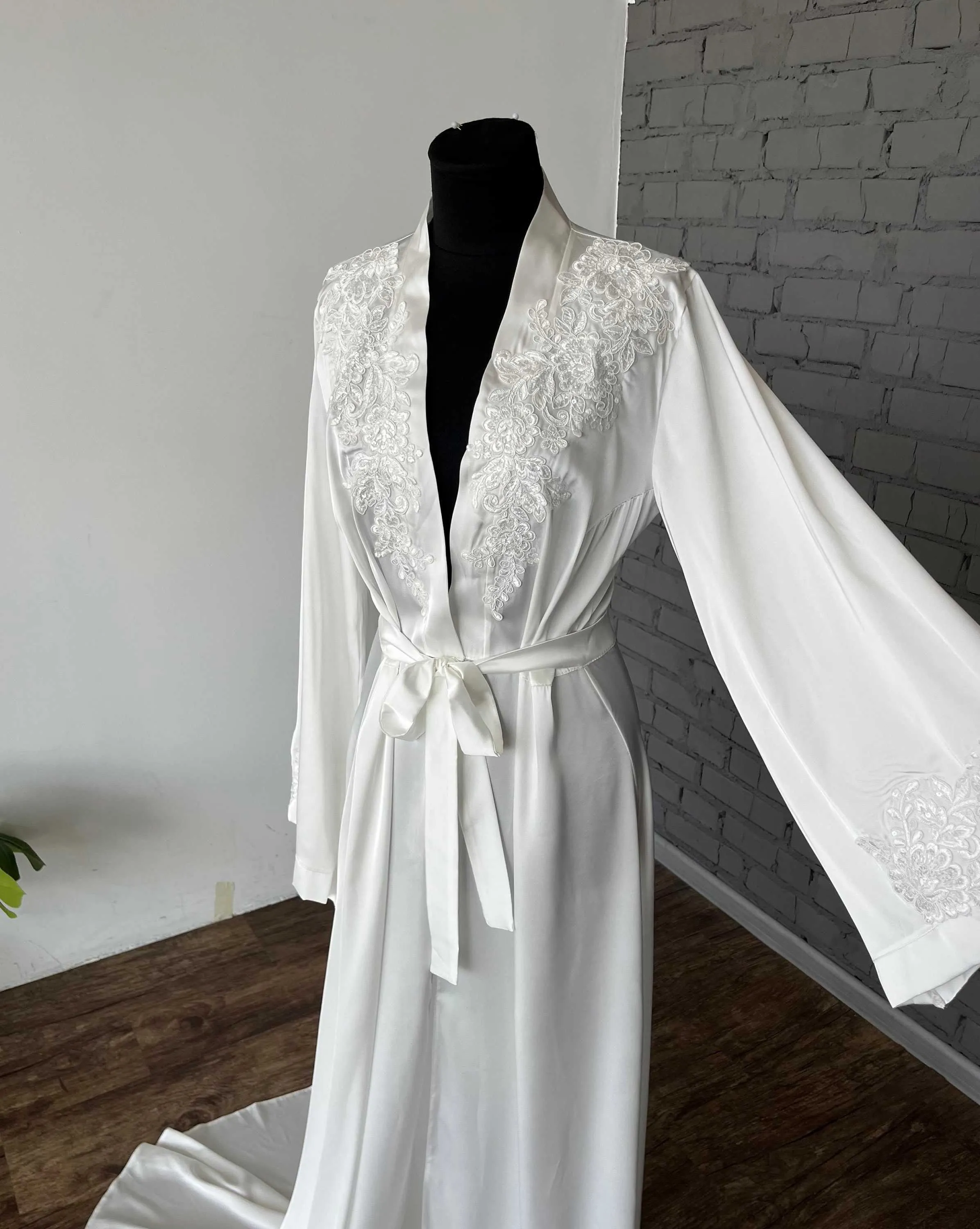 dressing gown with lace Black satin kimono robe Lace dressing gown Robes for women Lace Bridal short robe Wedding robe for bride Bridal party gift for daughter