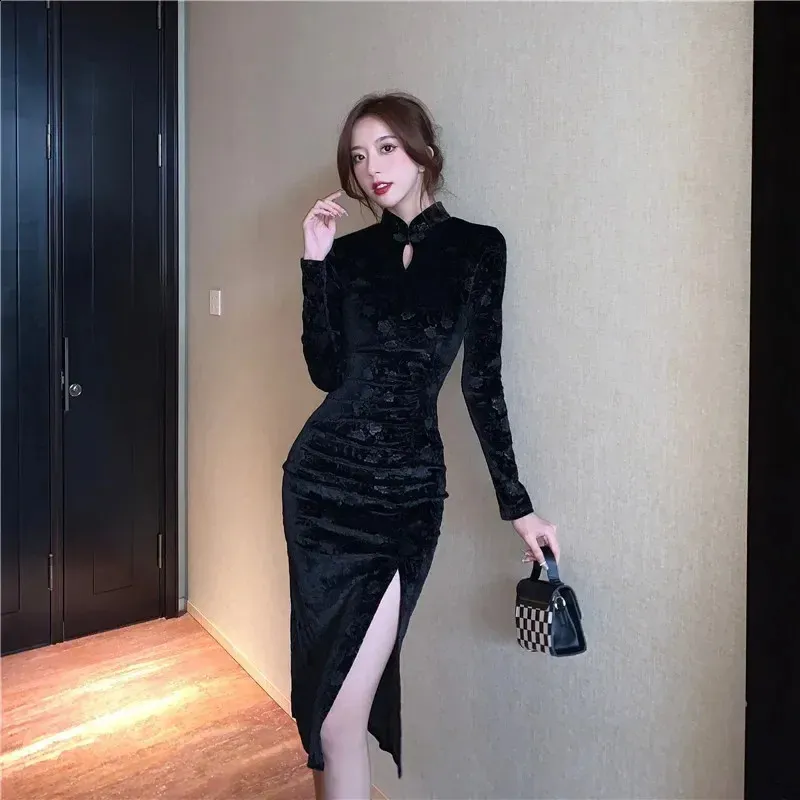 Elegant Black velvet evening gown with flared hemline for women