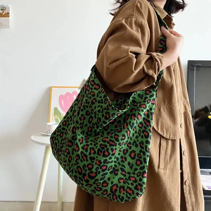 バッグ LEOPARD PATTERNED CORDUROY SHOULDER BAG Leopard Print Corduroy women's shoulder handbags