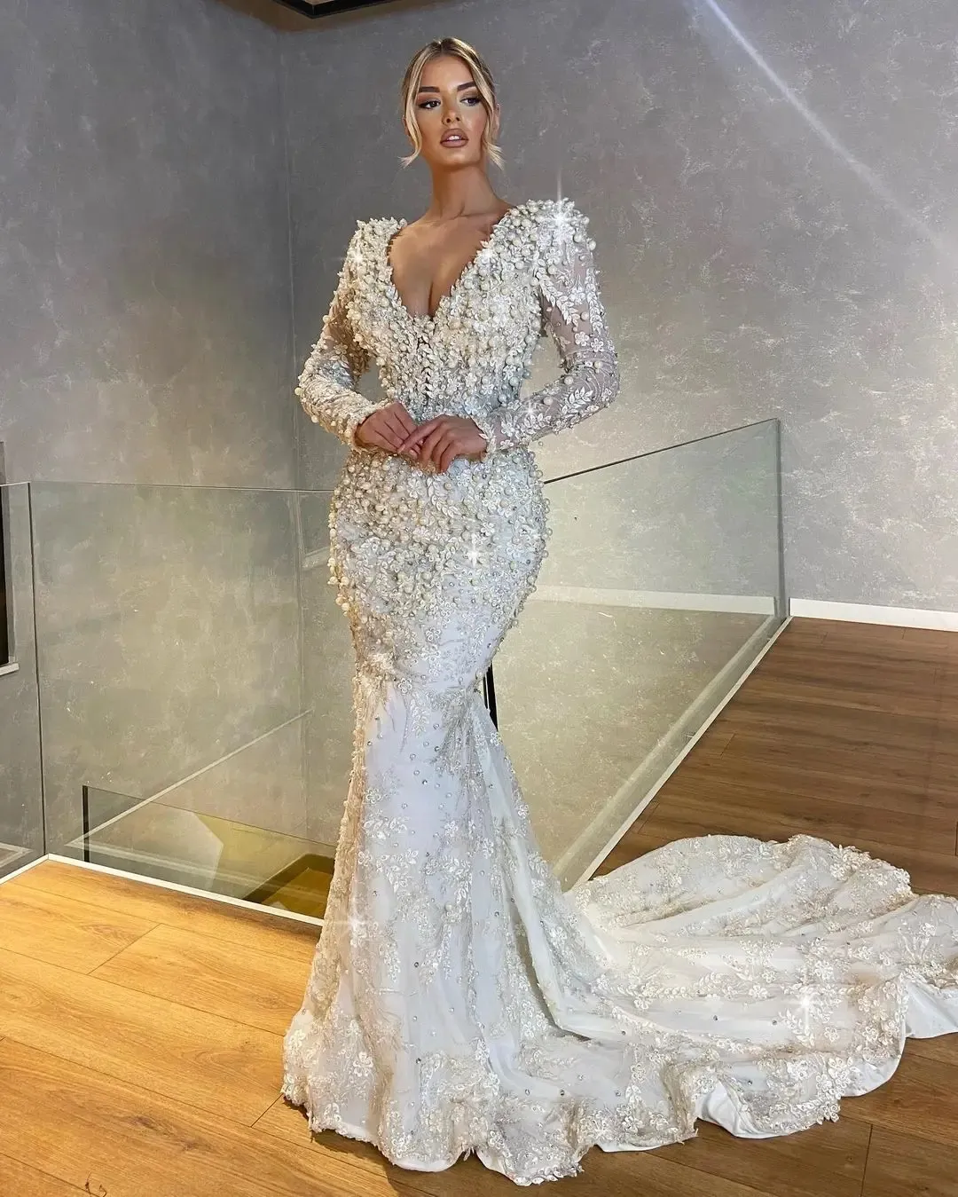 Custom Made Bridal Gowns with Pearls Appliques and Detachable Train