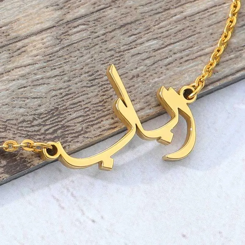 Charm Cus Armbänder für Frauen Edelstahl personalisierte Farsi Name Arabisch Typenschild Armband Muslim Schmuck Geschenk BFF_voghion.com