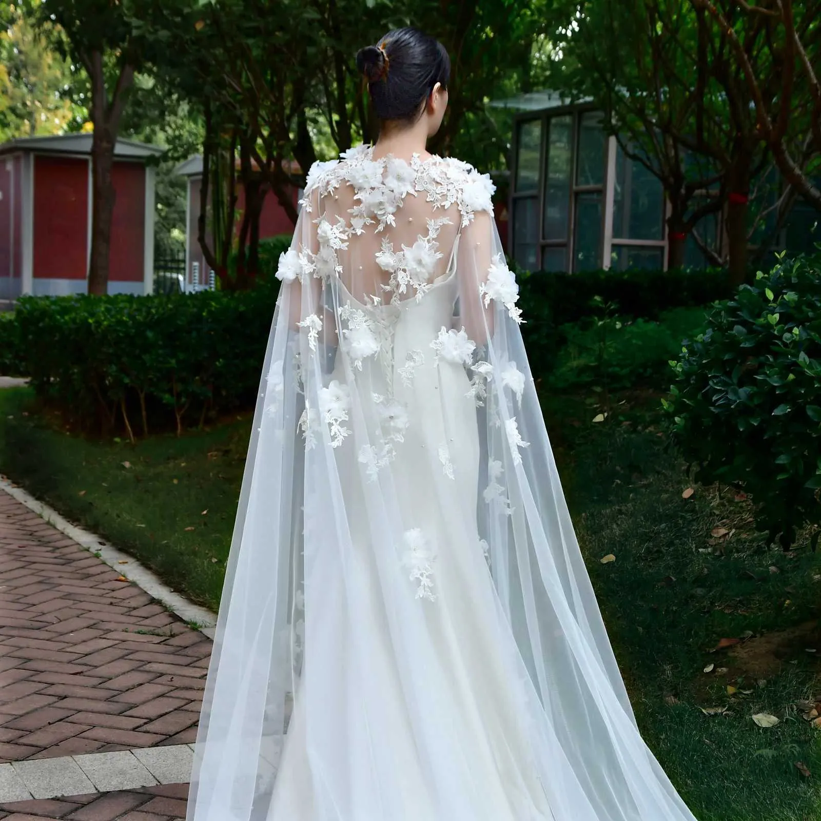 Brudslöja cape med 3d blommor bröllopshåraccessoarer för brud_voghion.com