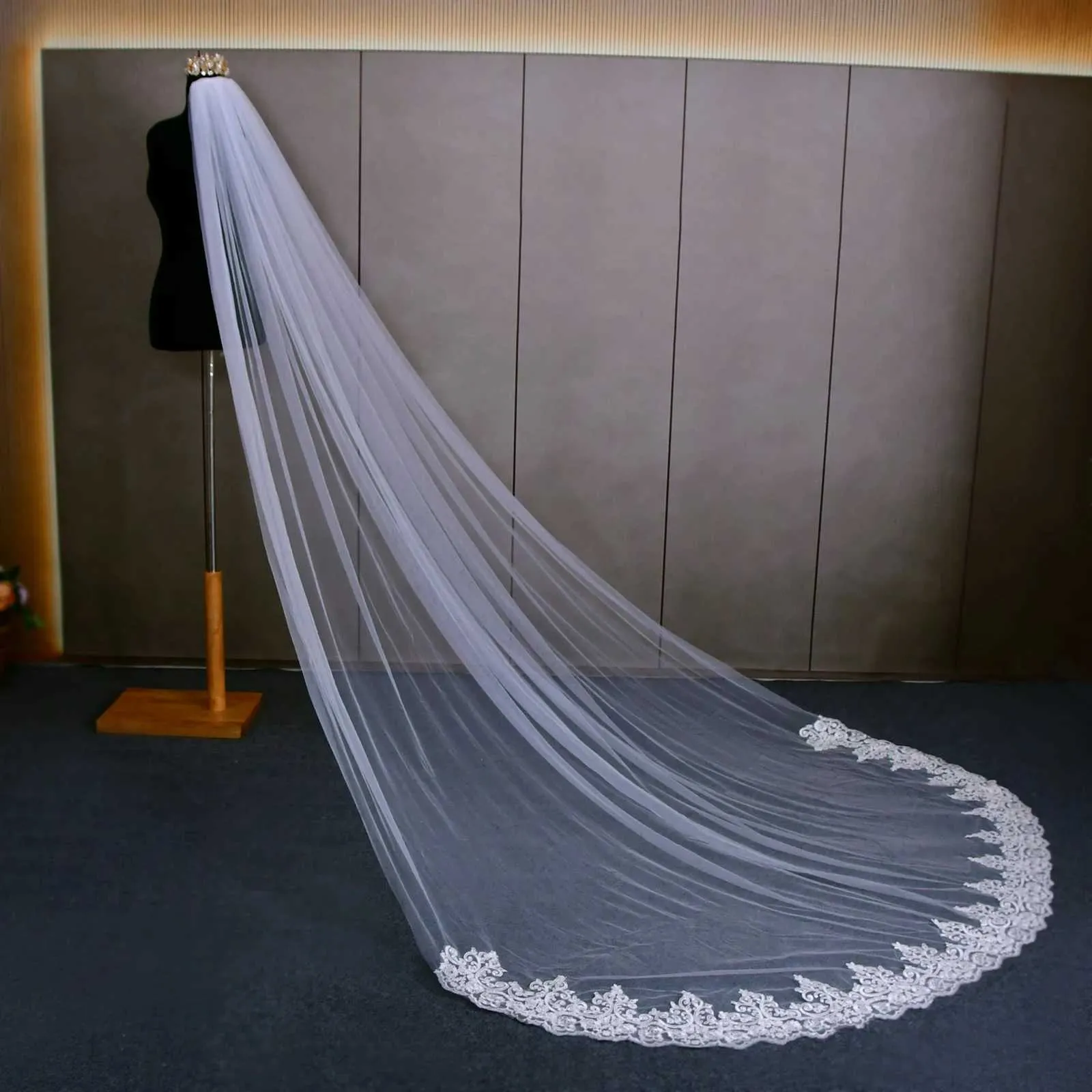 Vlasové šperky V70 Dlouhý závoj s krajkovým okrajem Aplikace Svatební závoj 1 úroveň Měkký tyl s hřebenem Svatební doplňky pro nevěstu_voghion.com