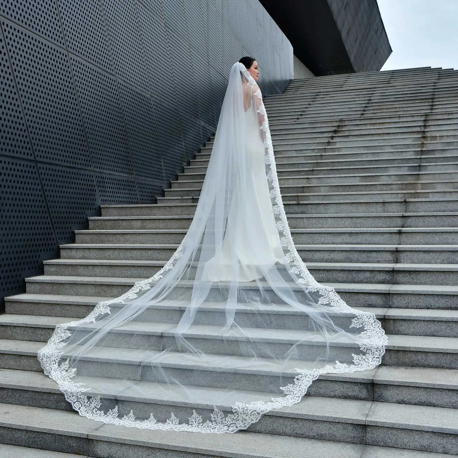 Hair Jewelry V153 Bridal Veils Long Cathedral Veil 1 Tier 3M Lace Appliques Scalloped Edge Mantilla Tulle Wedding_voghion.com