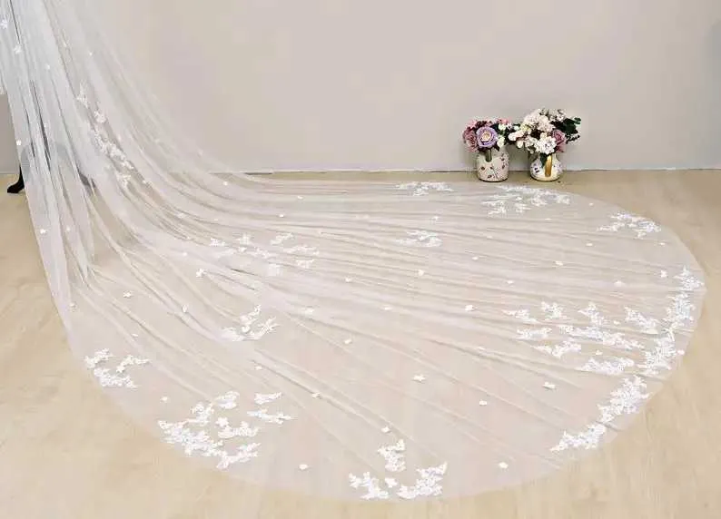 Gioielli per capelli Velo da cattedrale sparsoVeli da sposa applicati in pizzoVelo da cattedrale avorioPizzo mantiglia nuziale cappella bianca_voghion.com