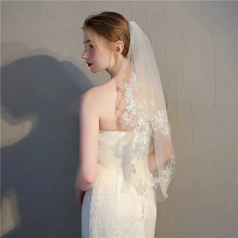 Vendita all'ingrosso di gioielli per capelli velo corto economico bianco avorio da sposa uno strato bordo in pizzo velo applicato abito da sposa 2024 sposa_voghion.com