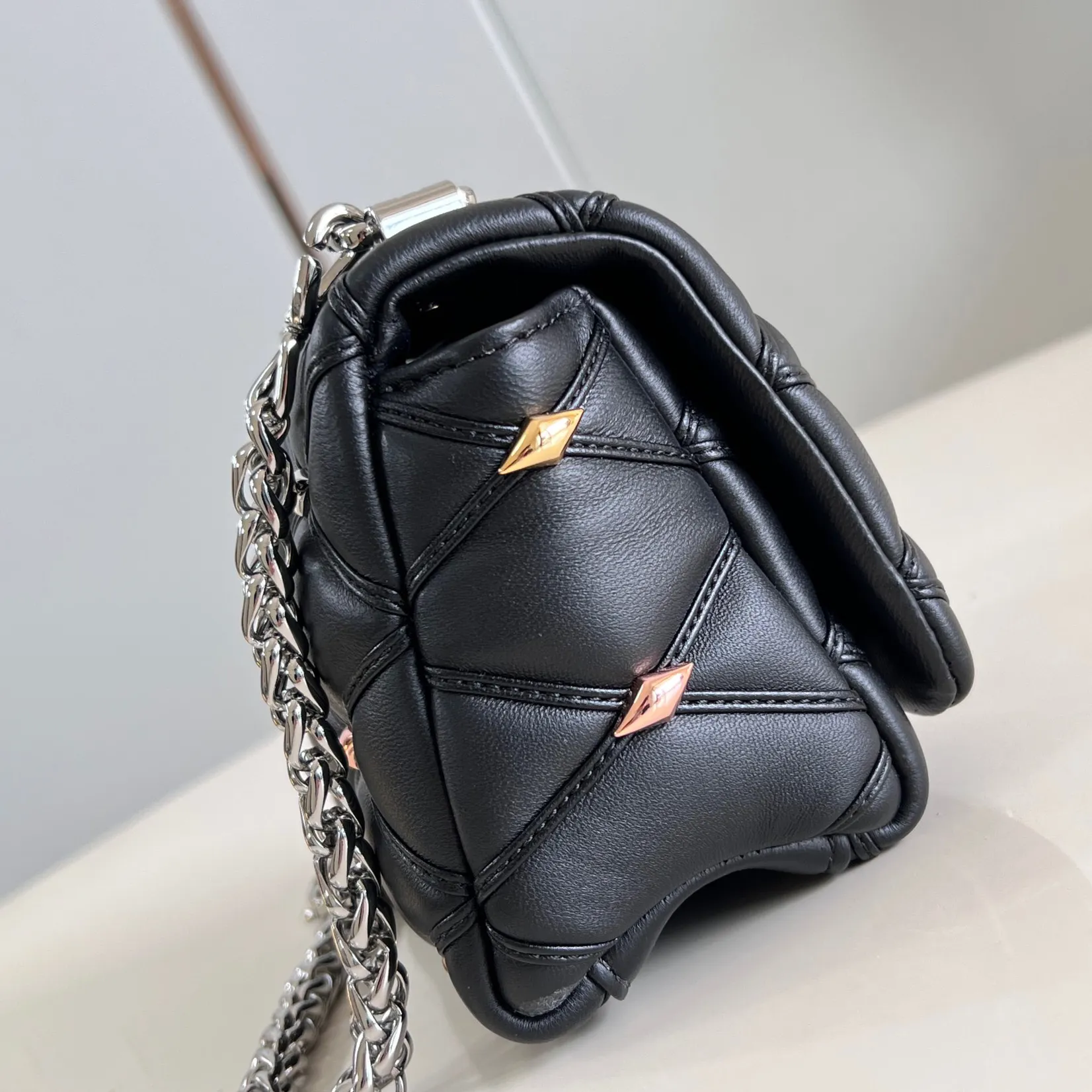 DHgate.com:Mini Quilted Leather Crossbody Bag for Women