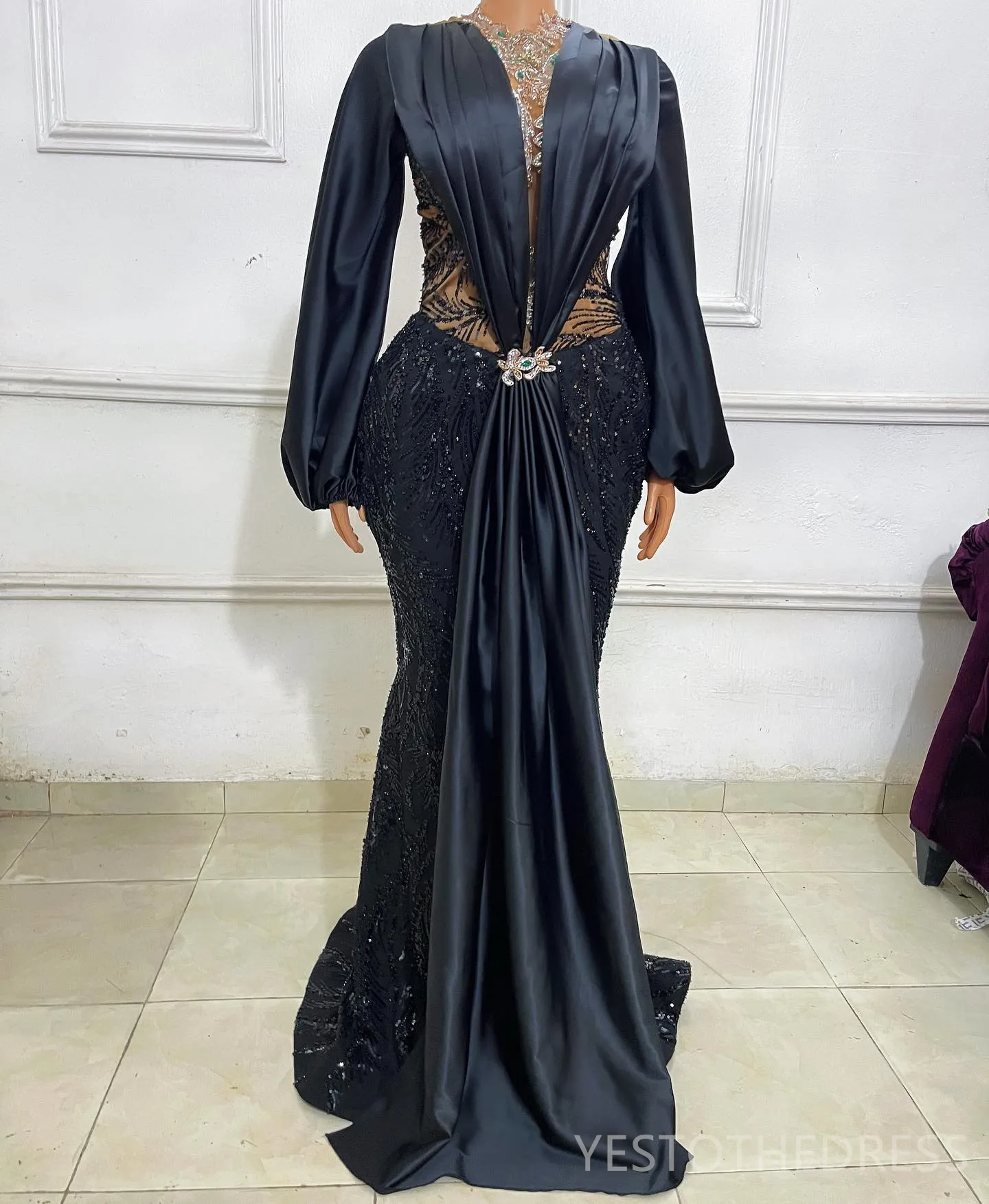Plus Size Black Aso Ebi Black Silk Prom Dress with Illusion Lace and Rhinestones - Elegant Long Sleeve Evening Gown for Formal Occasions (AM1001)