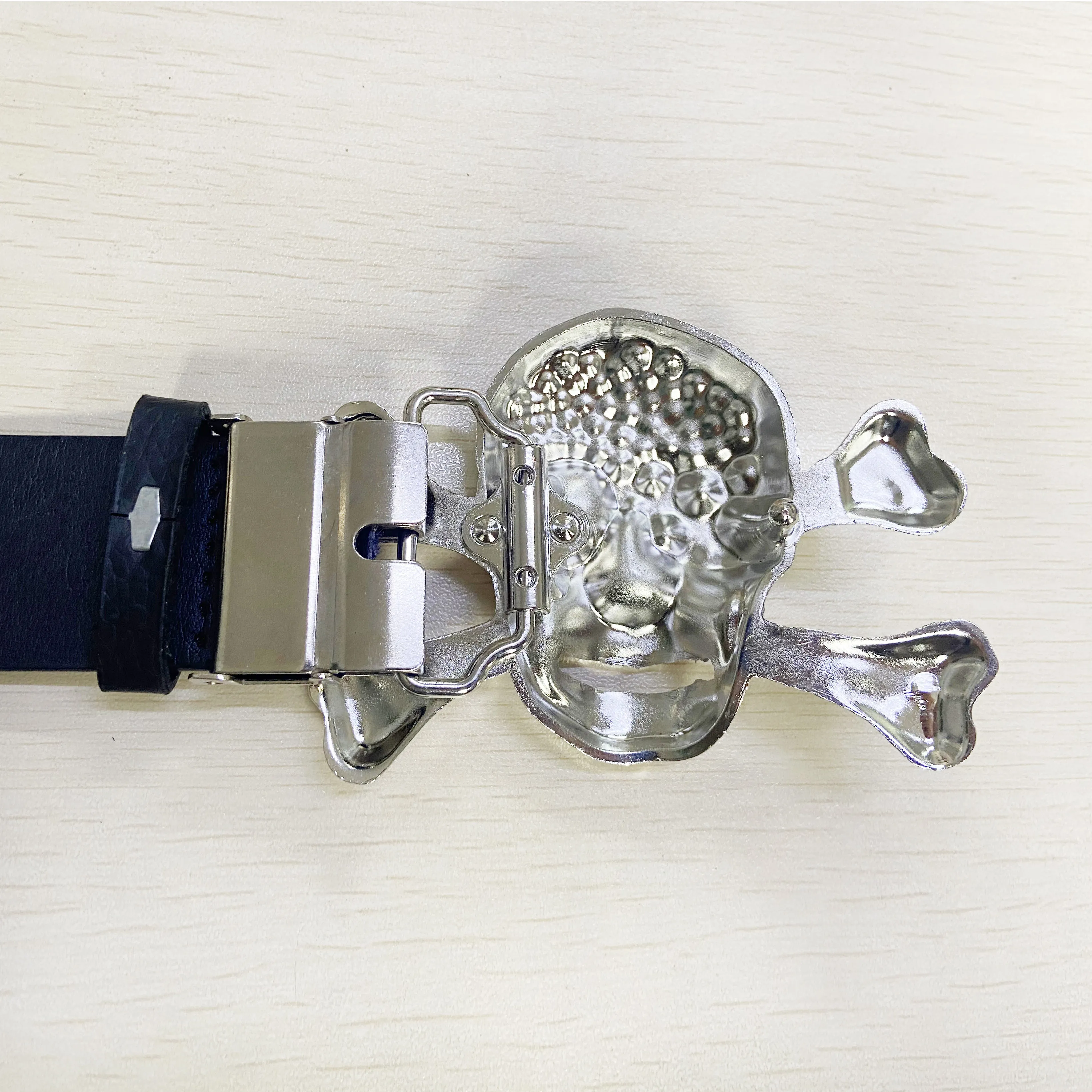 DHgate.com:Zinc Alloy Rhinestone Skull Belt Buckle with PU