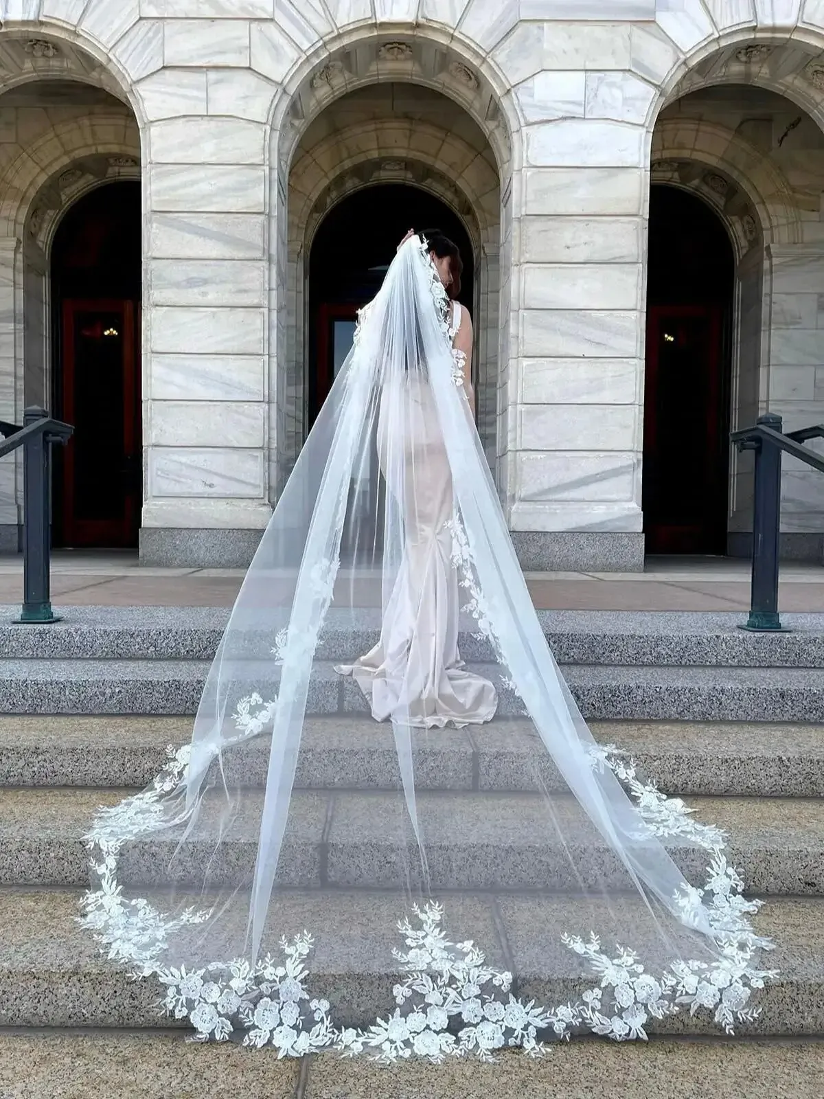 Ivory & white hue veil White Or Ivory Wedding Veils | How To Avoid A Dress Mismatch main image 3