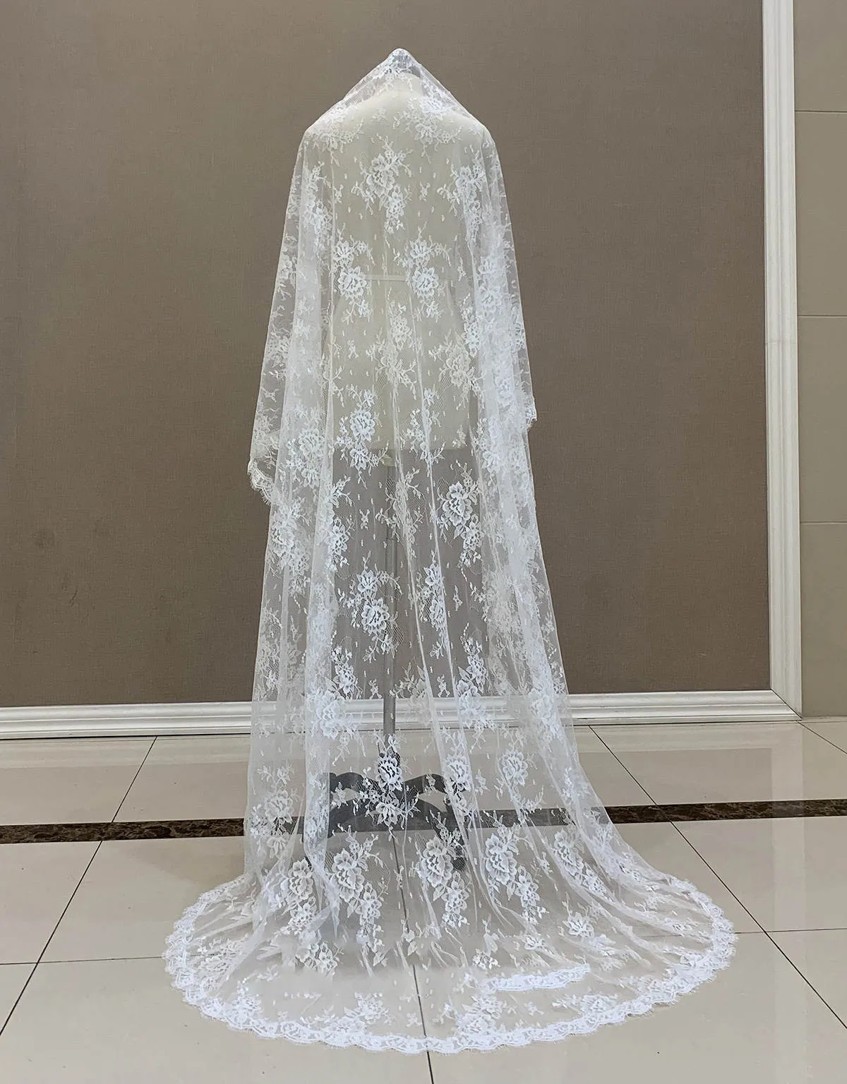 Elegant Ivory Chapel Veil Elegant Ivory Cathedral Bridal Veil with Flower Lace Appliques main image 3