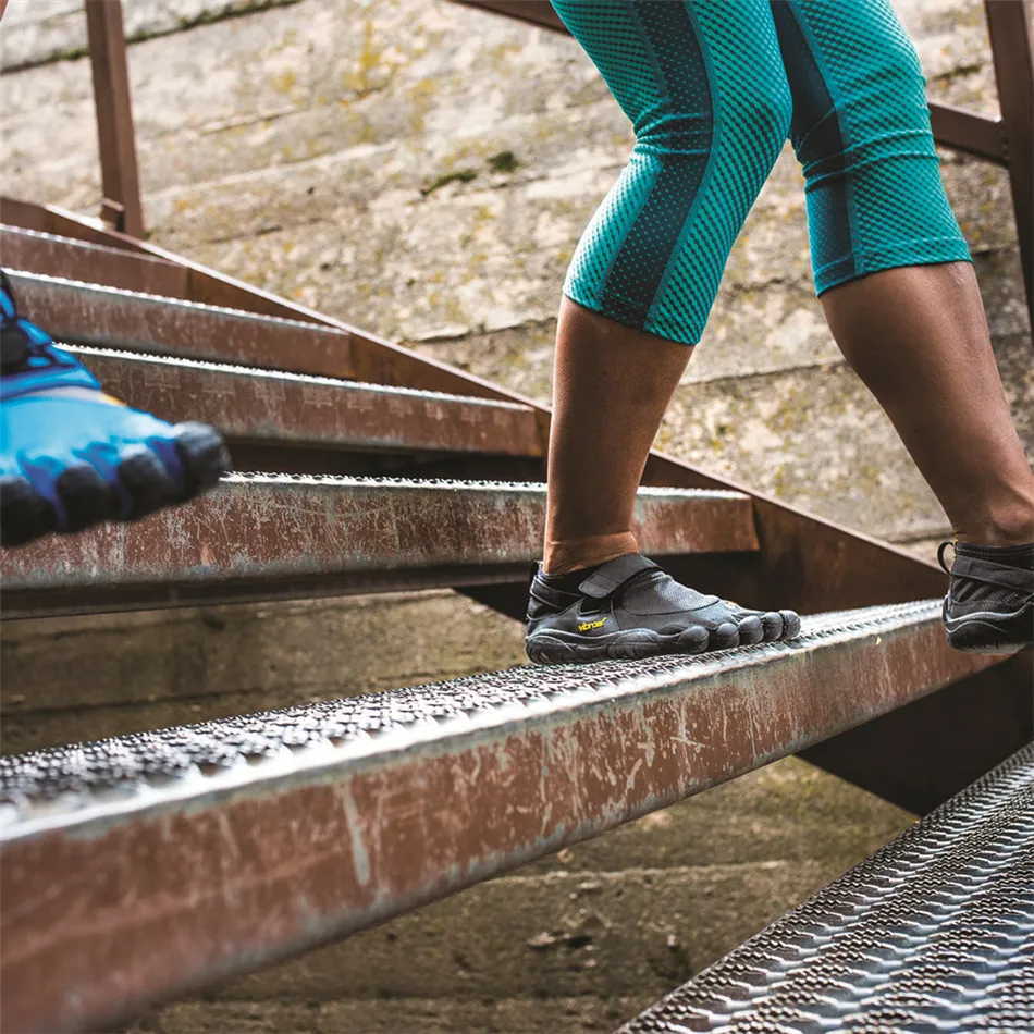 Vibram FiveFingers KSO: Barefoot Feel Shoes Lightweight, Flexible, Great  Grip for Hiking, Trekking, Urban Adventures XS Size