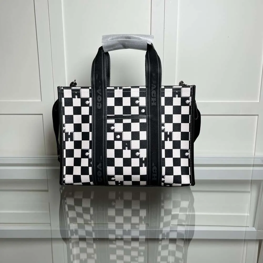 Stylish Handbag Sale Spacious Designer Bag for Everyday Use