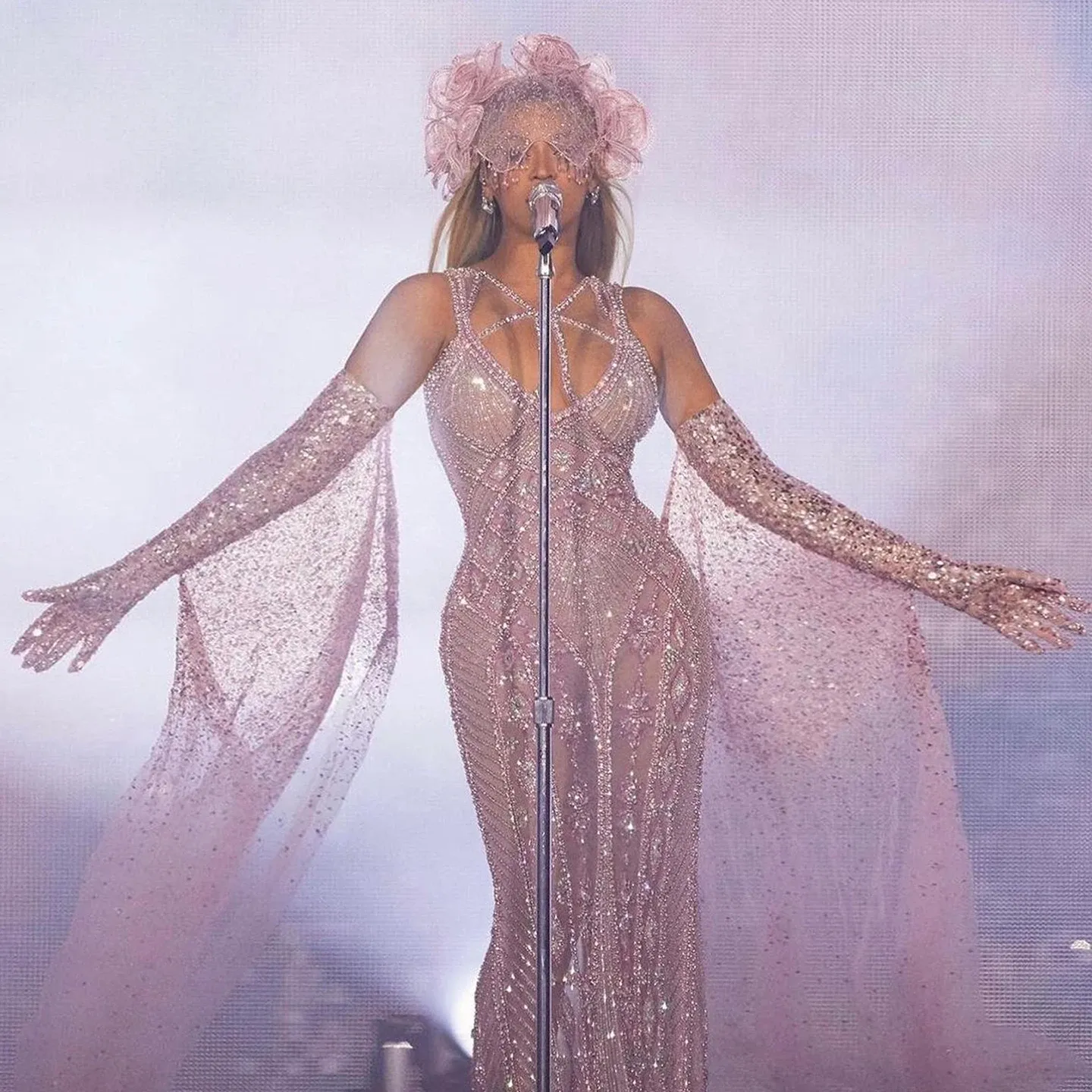 Luxury Dubai Lilac Sparkly Evening Dress With Gloves And Cape Sleeves By Sharon Said Long Straight Beyonce Celebrity Prom Party Gown From Missbridaldress 213.5 DHgate.Com