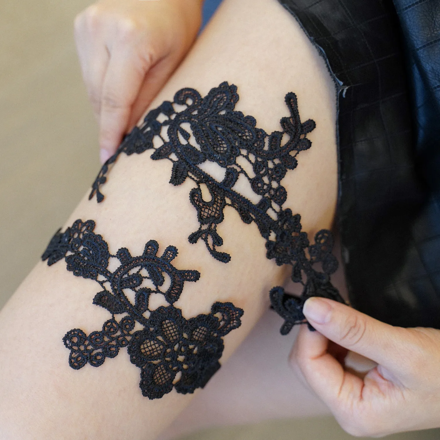 Black Wedding Garters Lace Bridal Garter Belt Stretchy Floral Garter for Bride from Dhgate Bridal Gloves - price 8.3 Black Wedding Garters Lace Bridal Garter Belt Stretchy Floral Garter for Bride from Dhgate Bridal Gloves - price 8.3