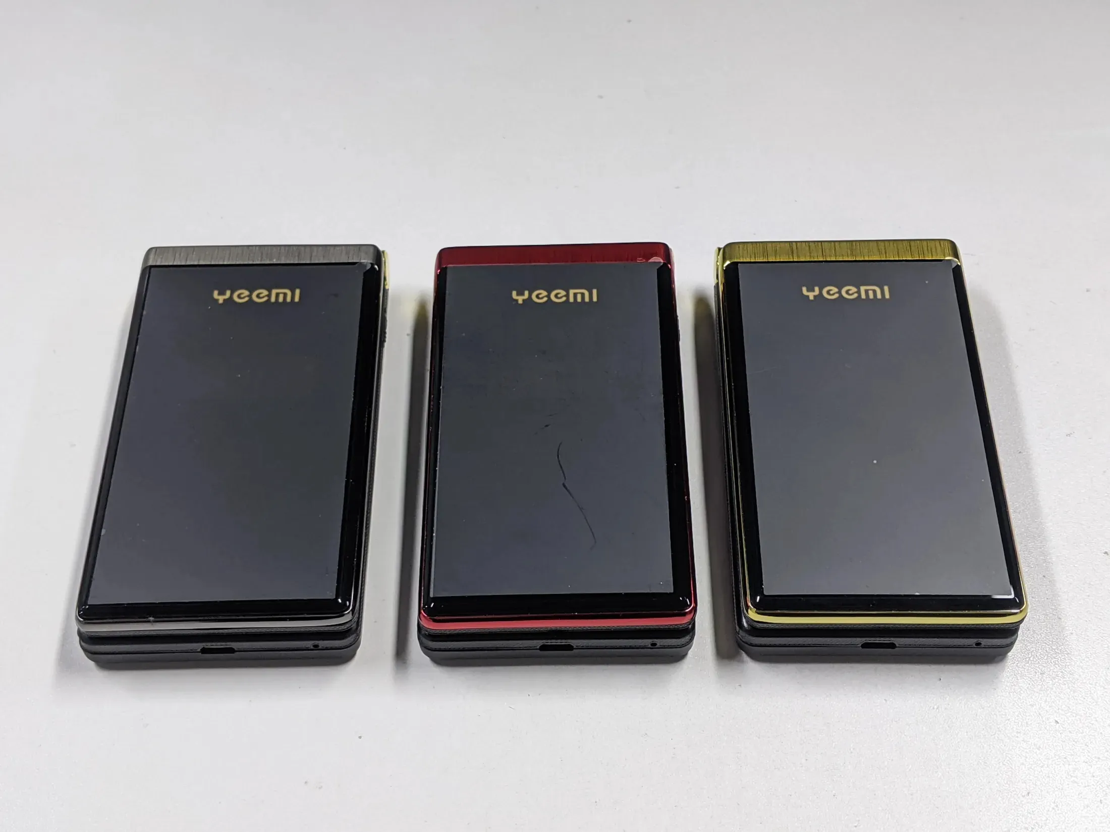 DHgate.com:YEEMI M2-C: Sleek Flip Phone with Large Dual