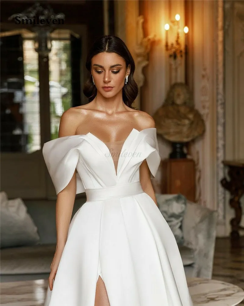 控えめな花嫁のための白/アイボリーのエレガントなオフショルダーの  