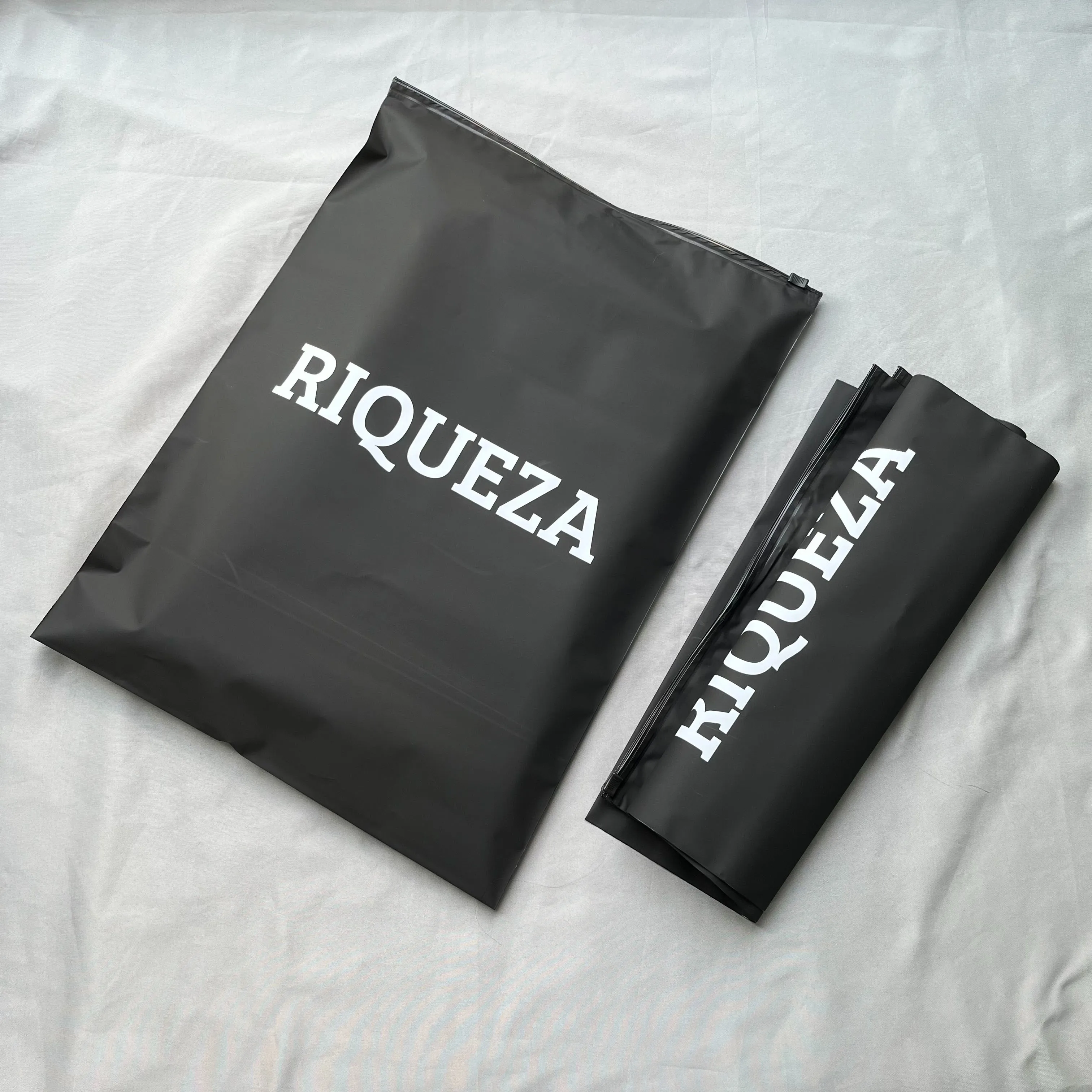 Custom Printed Zip Lock Clear Plastic Shirt and Clothing Bags for Retail Packaging