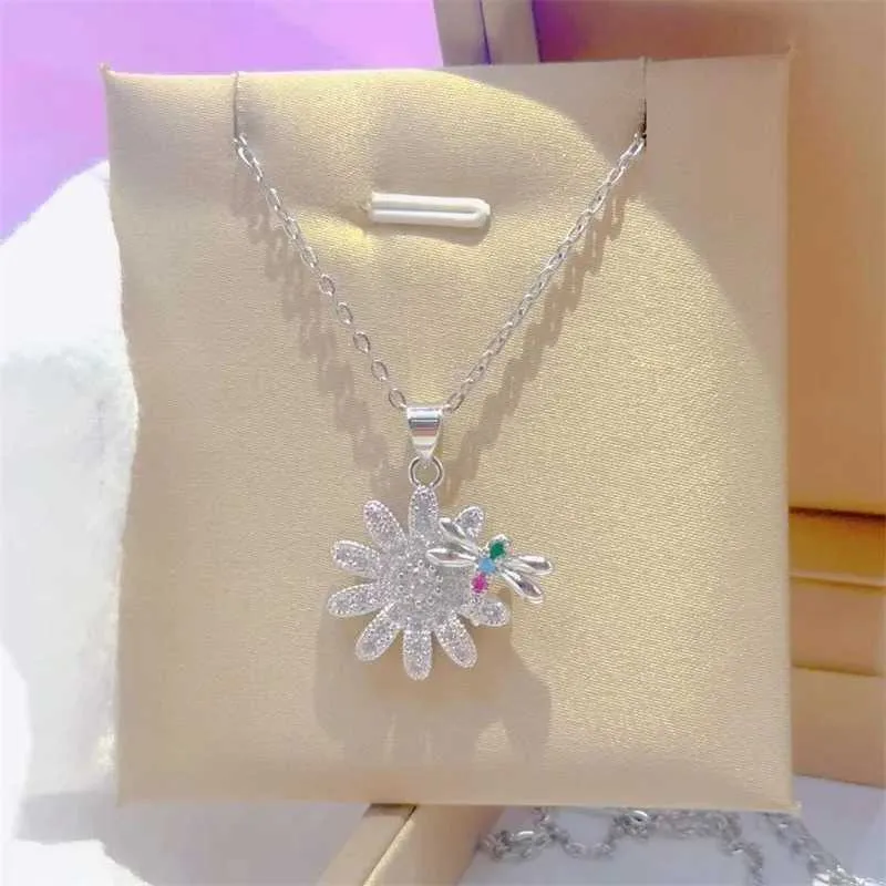 Collane con ciondolo Collana con piccolo crisantemo alla moda e bella Squisita personalità retrò Ape in acciaio inossidabile_voghion.com