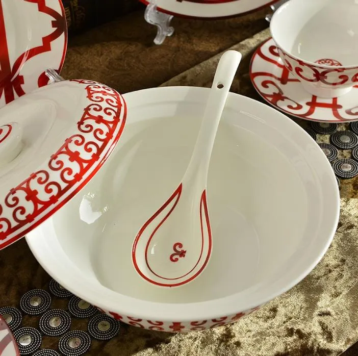 中国レッドボーンチャイナ食器セット 58 個セラミック食器セット磁器皿