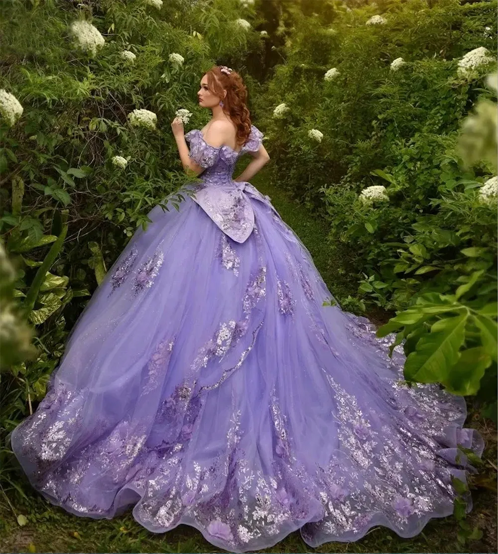 エレガントなラベンダーQuinceaneraドレスと弓のアップリケ、チュール 