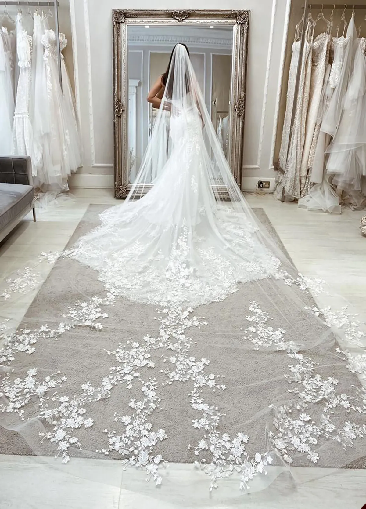 Elegant Tulle Wedding Veil With Lace Applique Edge Elegant Tulle Wedding Veil With Lace Applique Edge