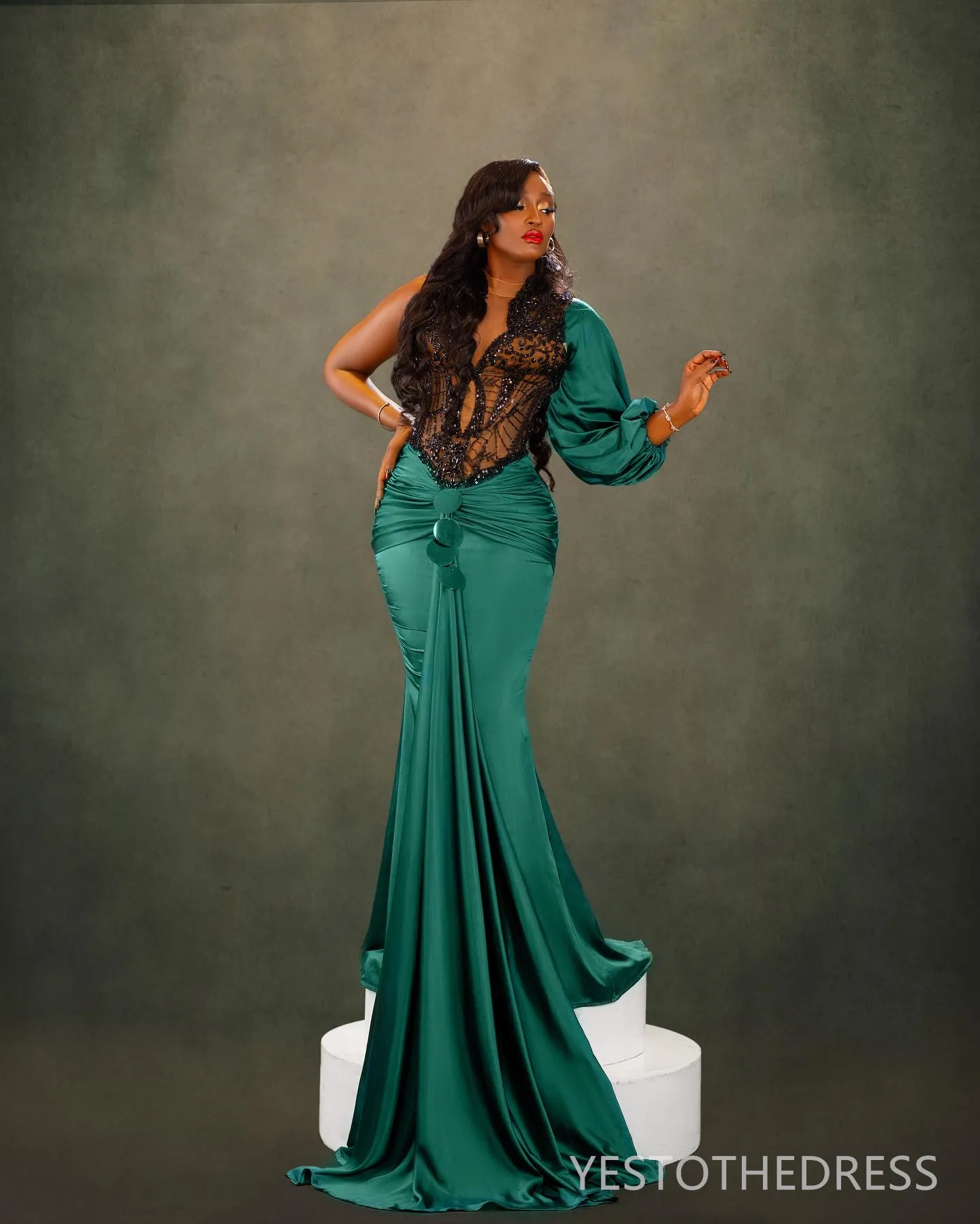 Emerald Green Mermaid prom dress with Appliqued Beaded Lace and Illusion High Neckline - Perfect for Birthdays and Evening Events (AM1110)