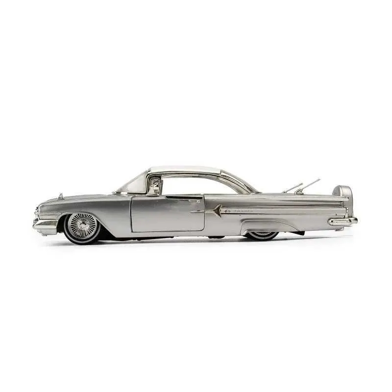 Diecast Model Car 1:24 Scale Metal 1960 Chevrolet Impala Classic