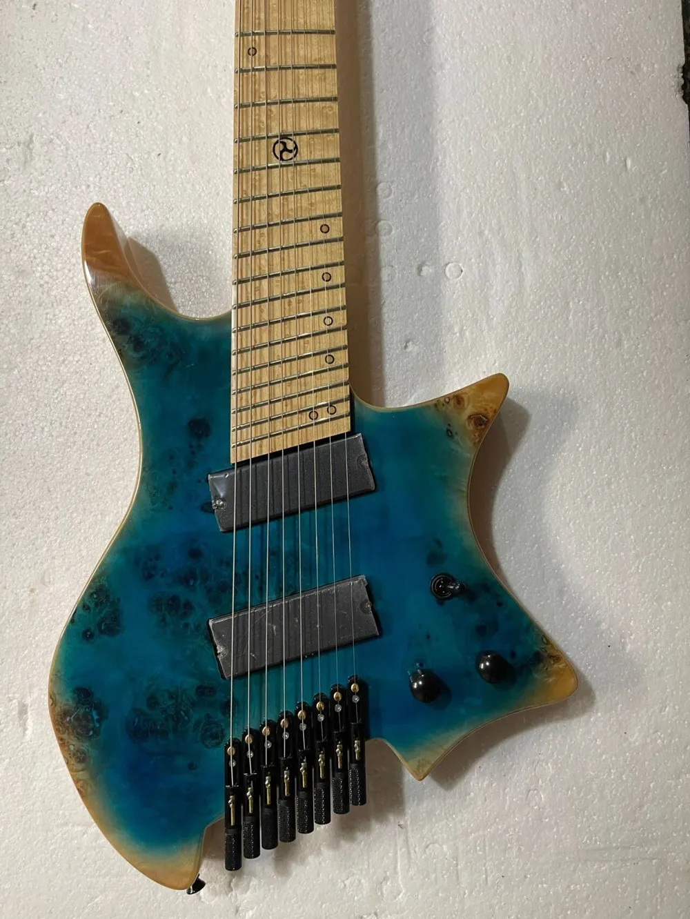 特注ヘッドレスギター 7弦のヘッドレスエレクトリックギター|Birdseye Fretboard、黒い