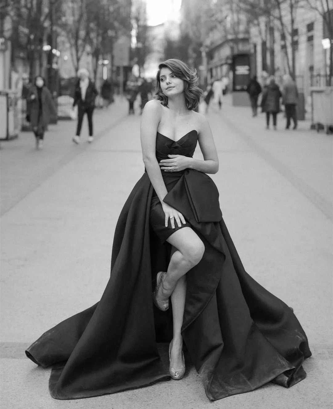 Short Wedding Dresses With Train Elegant Black Satin V Neck Bridal