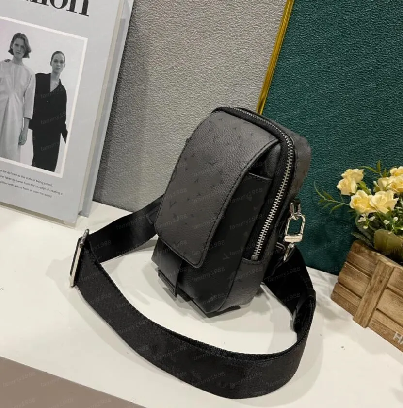  ★ Minimal Monogram Flap Shoulder Bag 20 Minimal Monogram Flap Shoulder Bag | black | Calvin Klein
